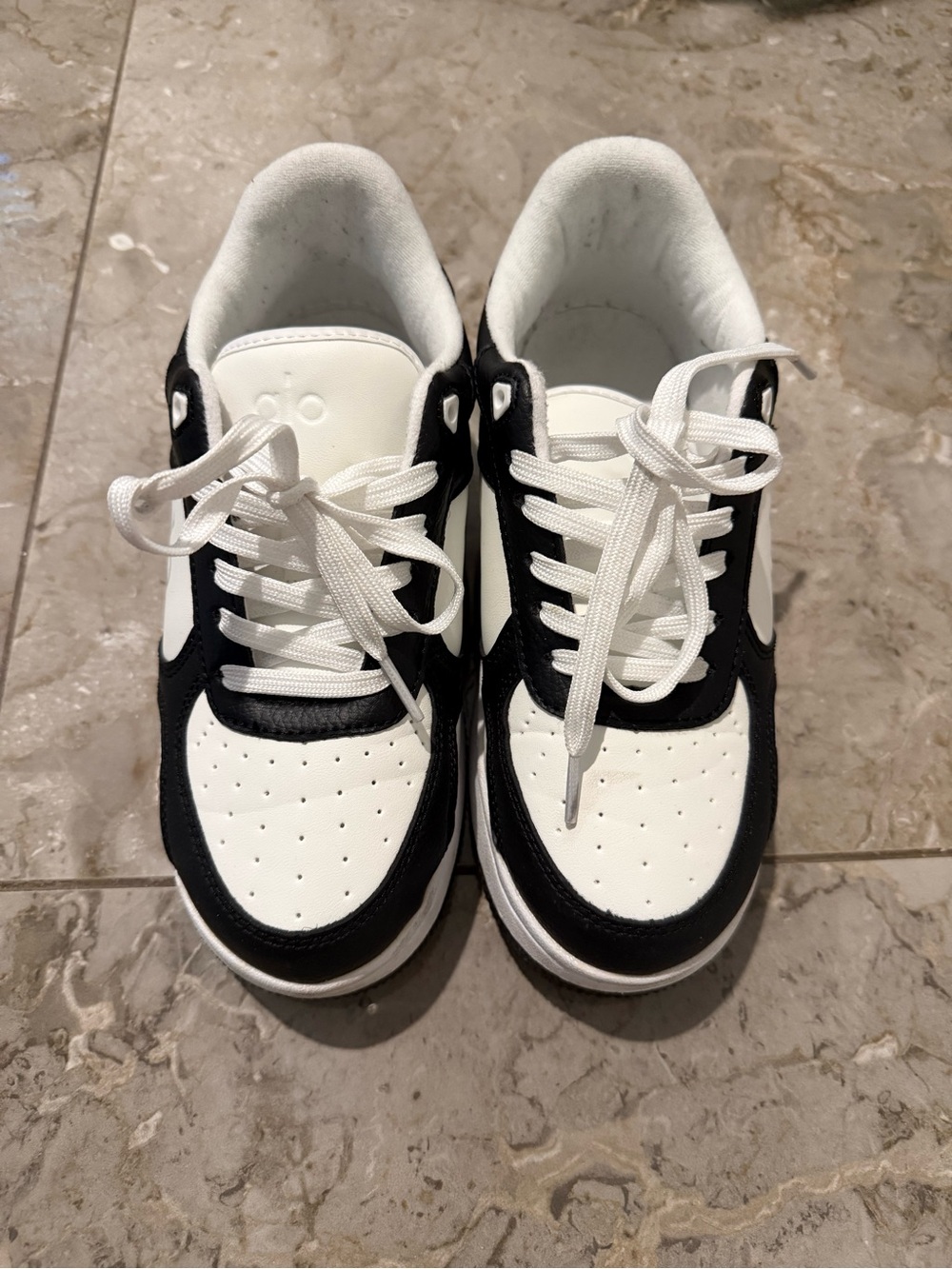 Alo black and white Recovery sneaker size us 7